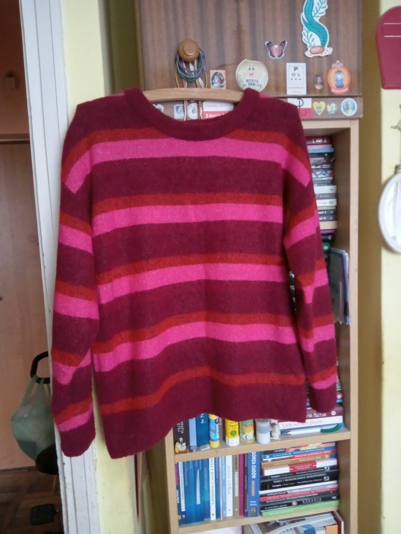 Sweter damskiw paski.