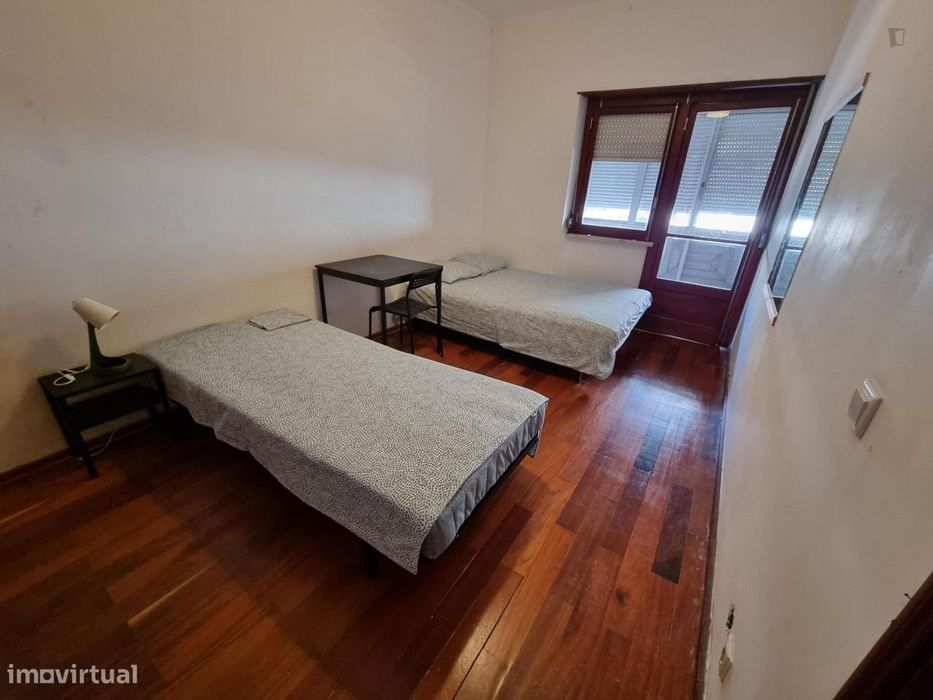 694691 - Quarto com várias camas, com casa de...