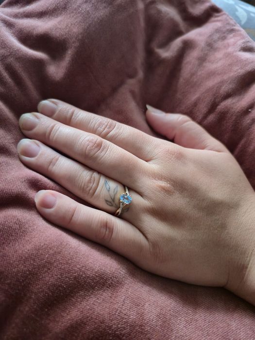 Pierścionek zaręczynowy SAVICKI: złoto 585 niebieski topaz, diamenty
