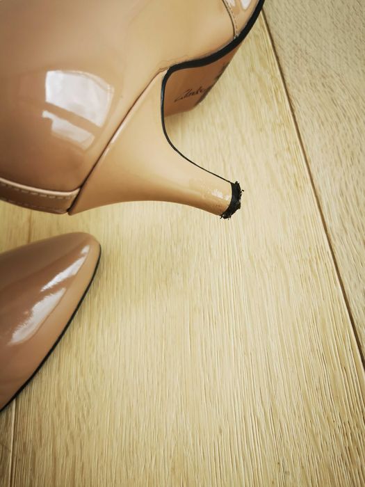 Czółenka lakierowane nude/beżowe Clarks, r.40