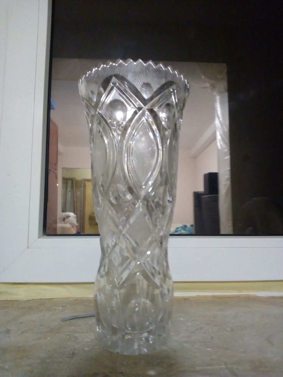 Продам высокую хрустальную вазу
