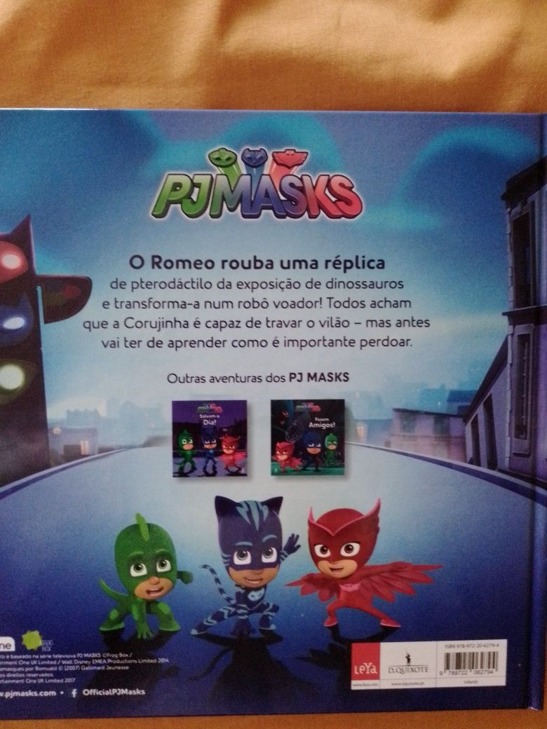 Vendo dois livros o "PJMASKS fazem amigos!" e "Pj Masks e o dinossauro