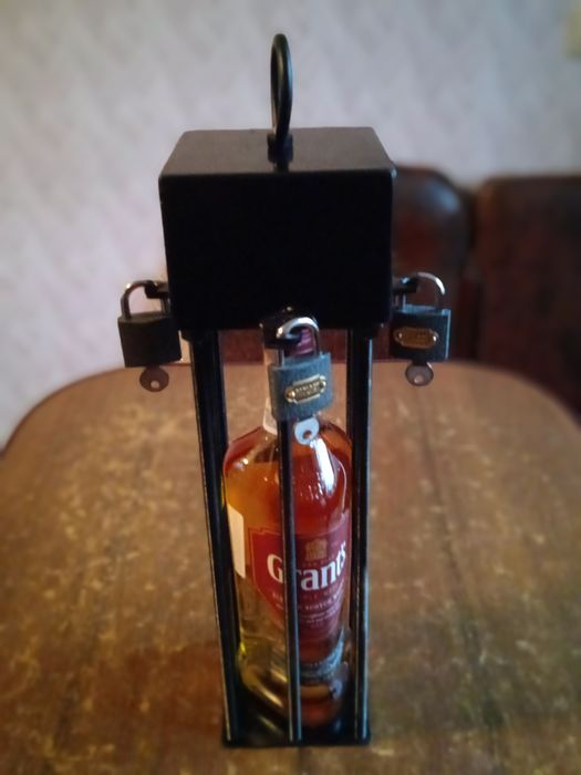 Бутилка в клітці