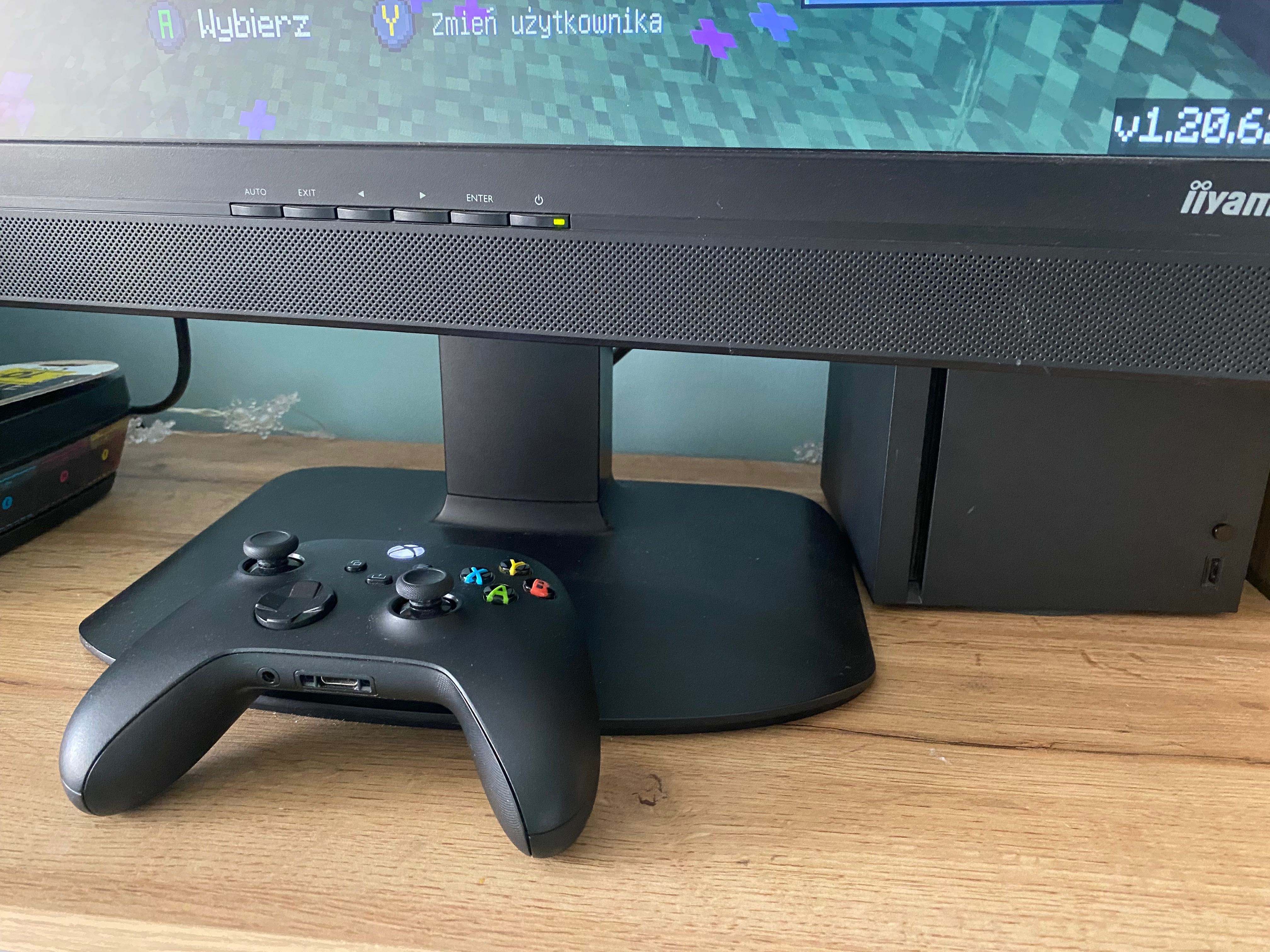 Konsola Microsoft Xbox Series X, kontroler,  plus gra.