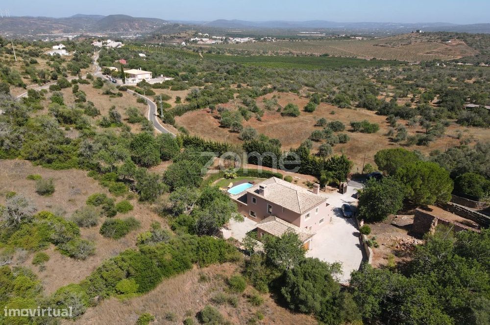 Moradia isolada T4 com Piscina e terreno em Messines