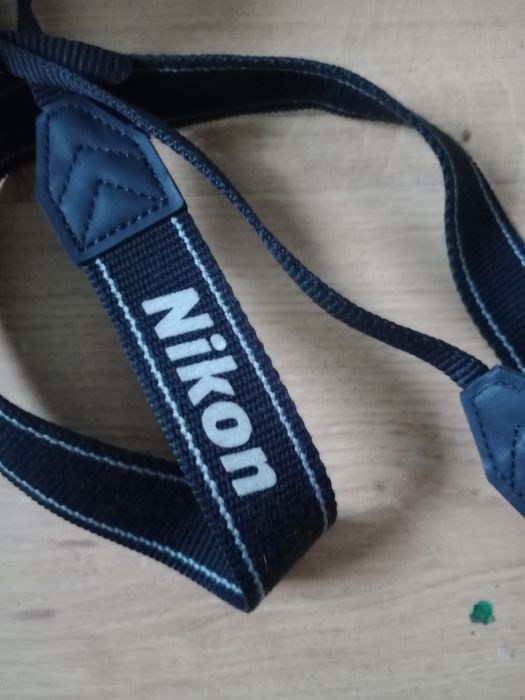 Máquina fotográfica Nikon em bom estado.