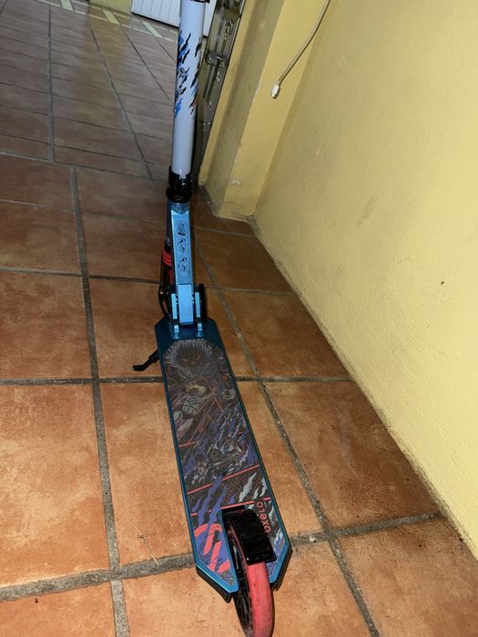 Trotinete com Travão no Guiador e Suspensão