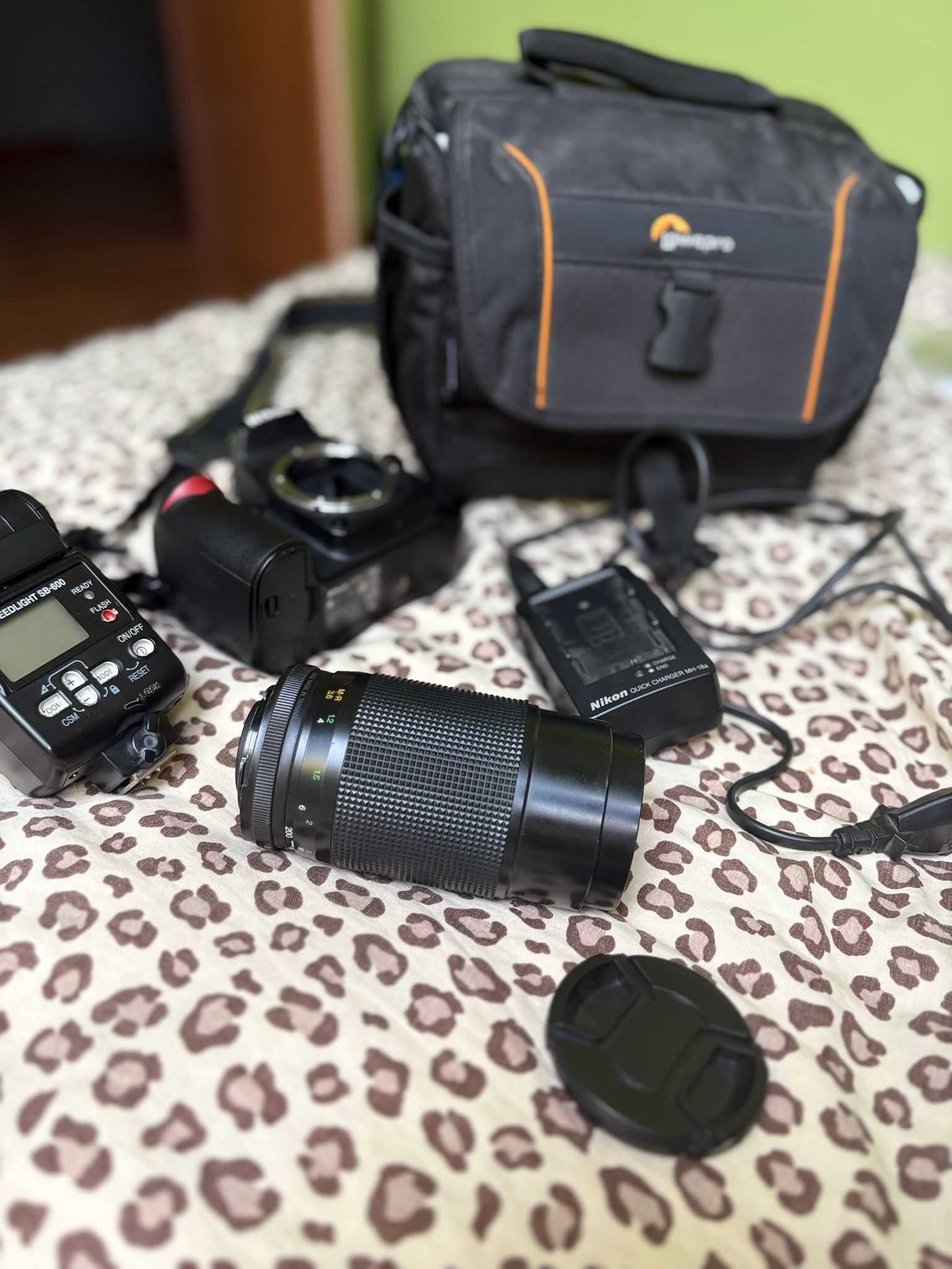Nikon D90 + obiektyw + lampa błyskowa
