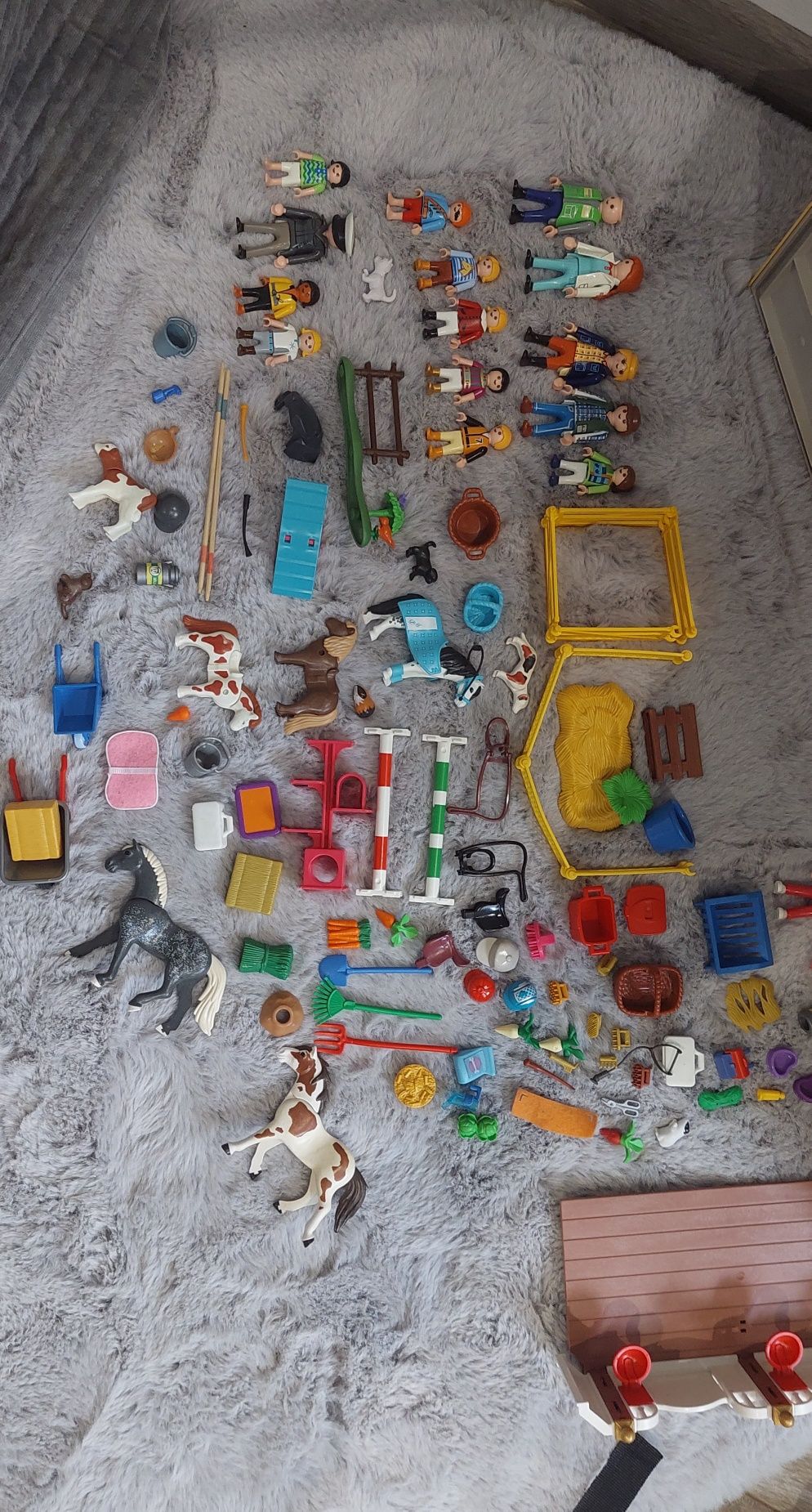 Duży zestaw Playmobil, akcesoria, konie, stajnia, postacie, zwierzęta