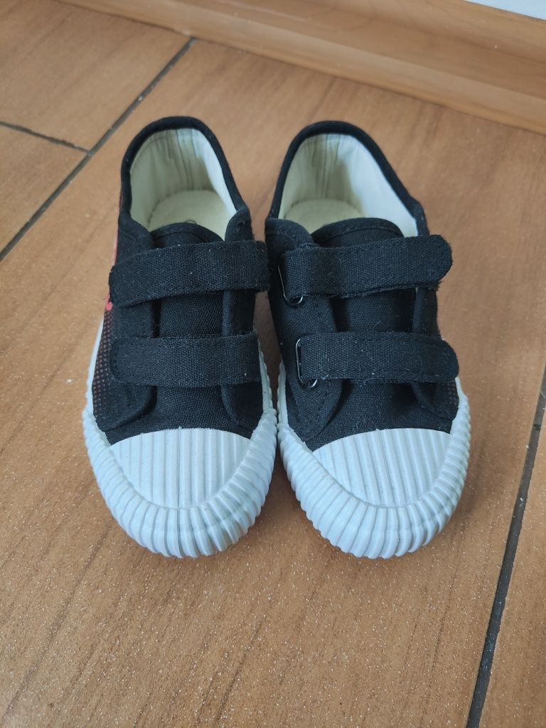 Nowe trampki chłopięce