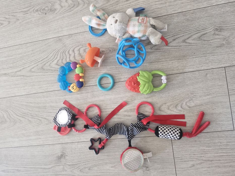 Zestaw gryzaków, zawieszki dla niemowlaķów + 6 szt pampersów do wody