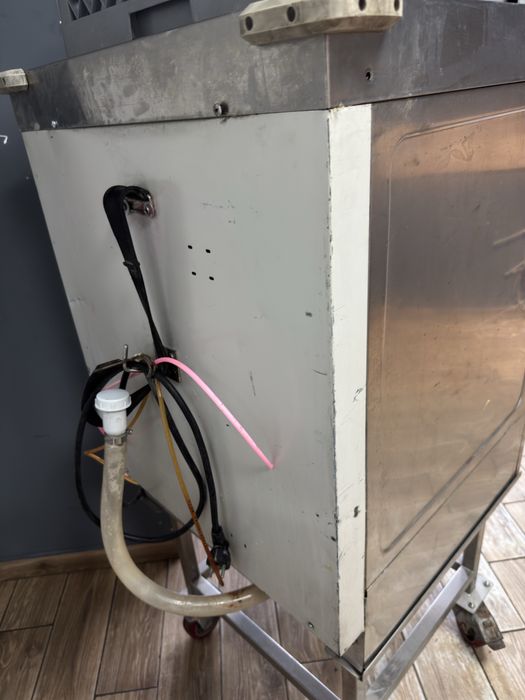 Промислова посудомийна машина