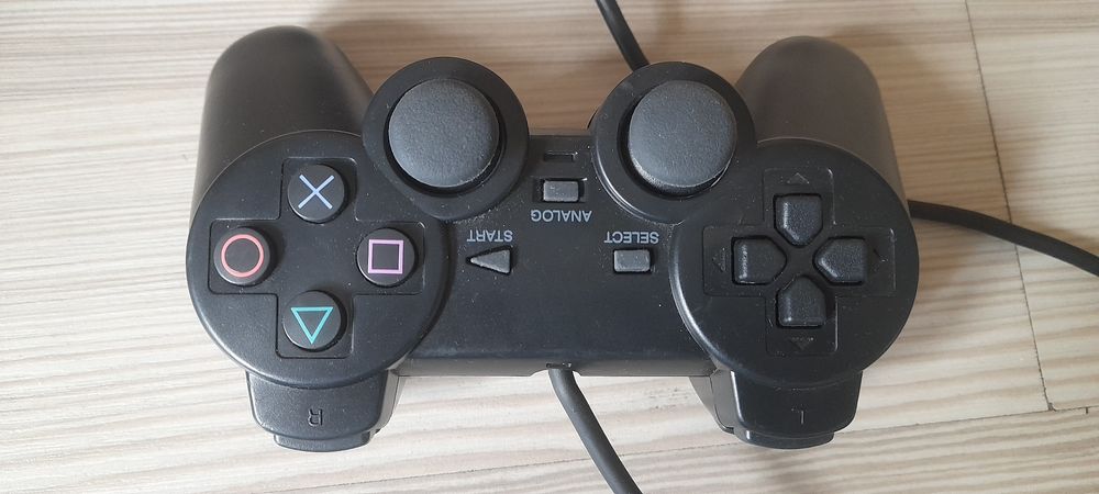 Konsola ps2 fat + 2 pady + buzzery + kamerka + karta pamięci