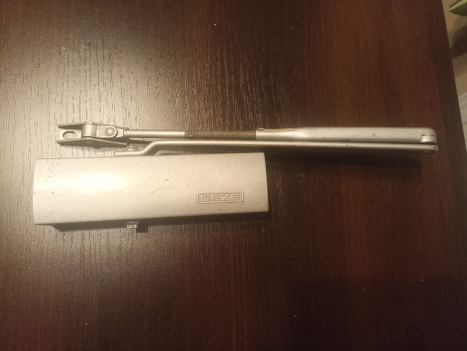 Samozamykacz firmy GEZE regulowany Sprawny 

Z demontażu.
Sp