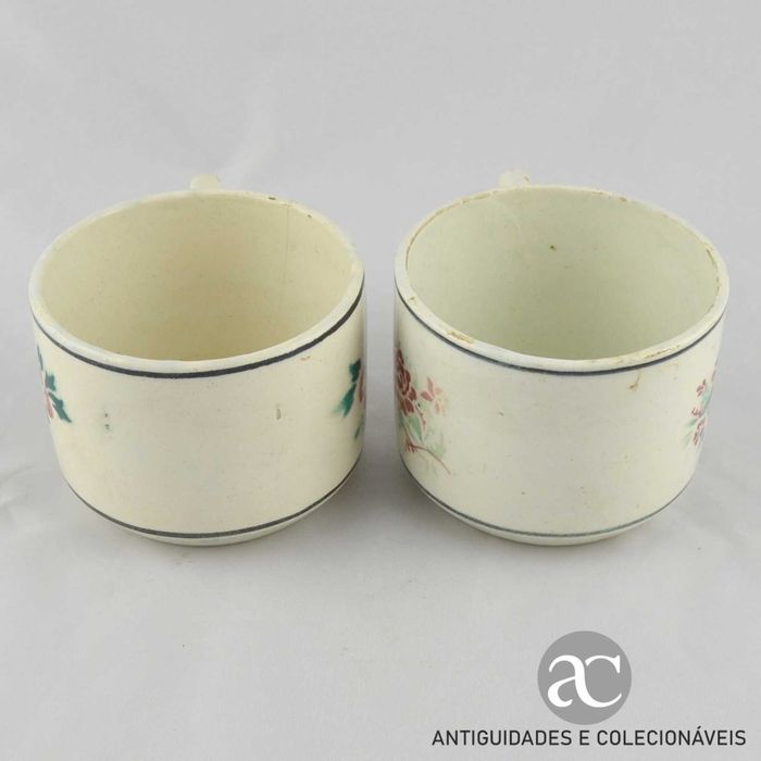 Par de chávenas almoçadeiras em faiança sem pires