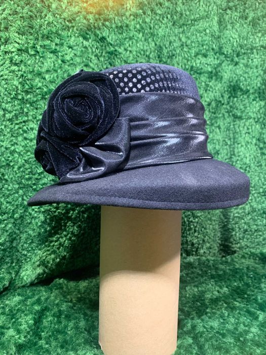 Вінтажний жіночий капелюшок чорного кольору з декоративною квіткою