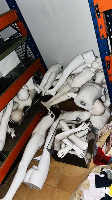 Vários manequins de loja criança