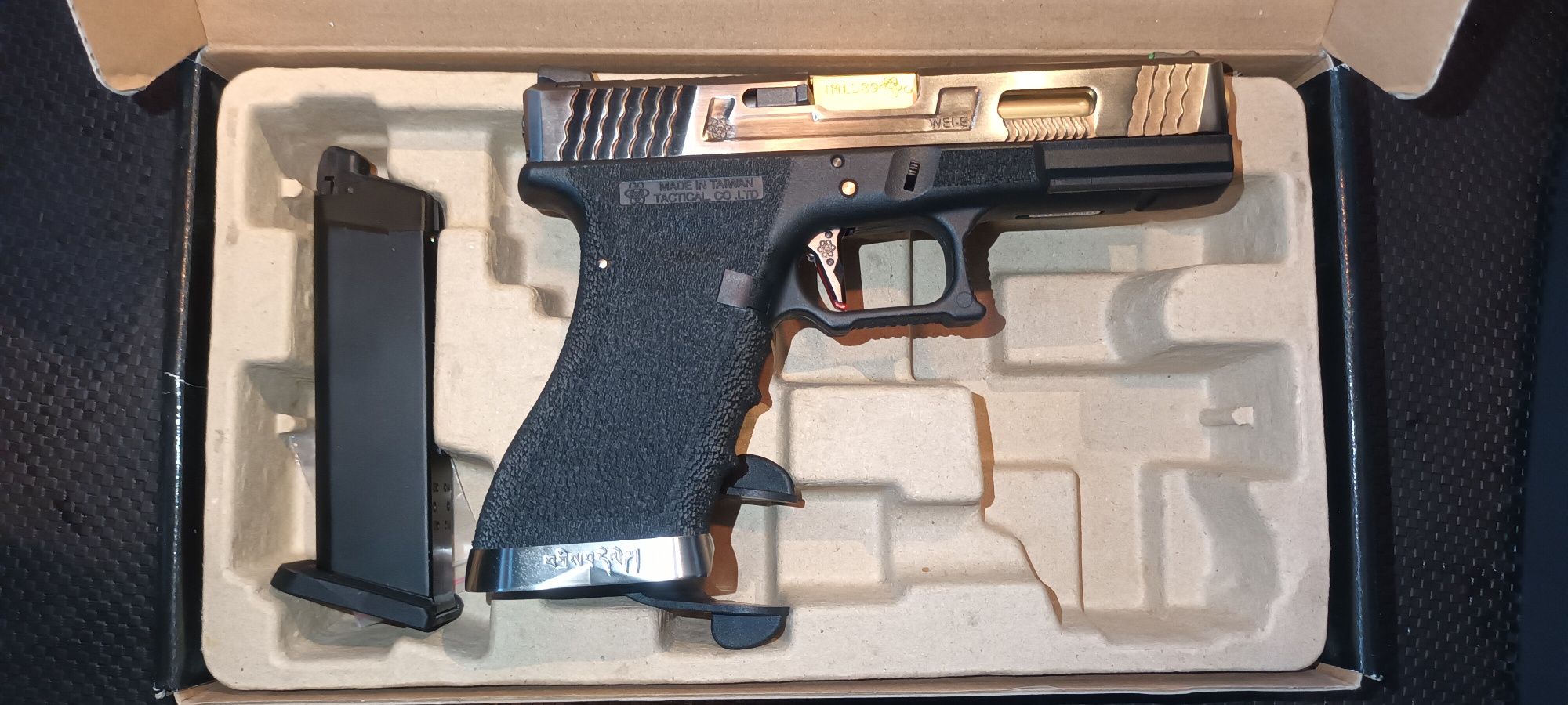 Pistola G17 Glock com detalhe de caveira