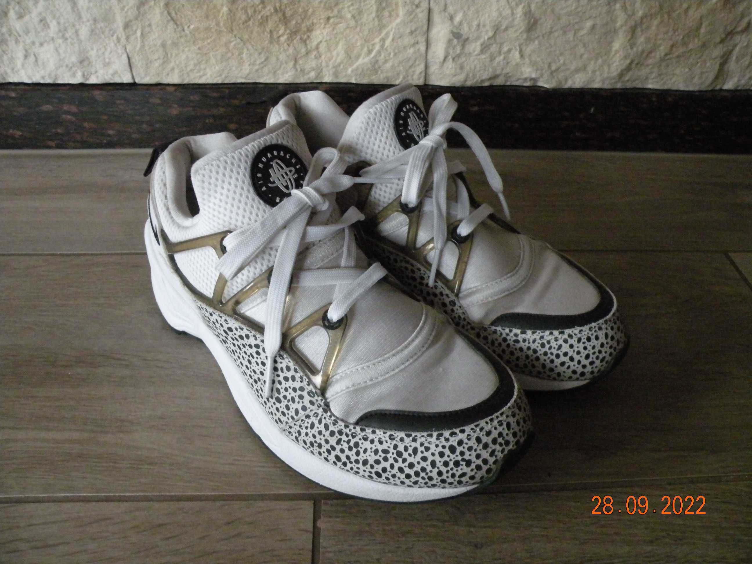 Nike White WMNS Air Huarache light "Safari" r.40