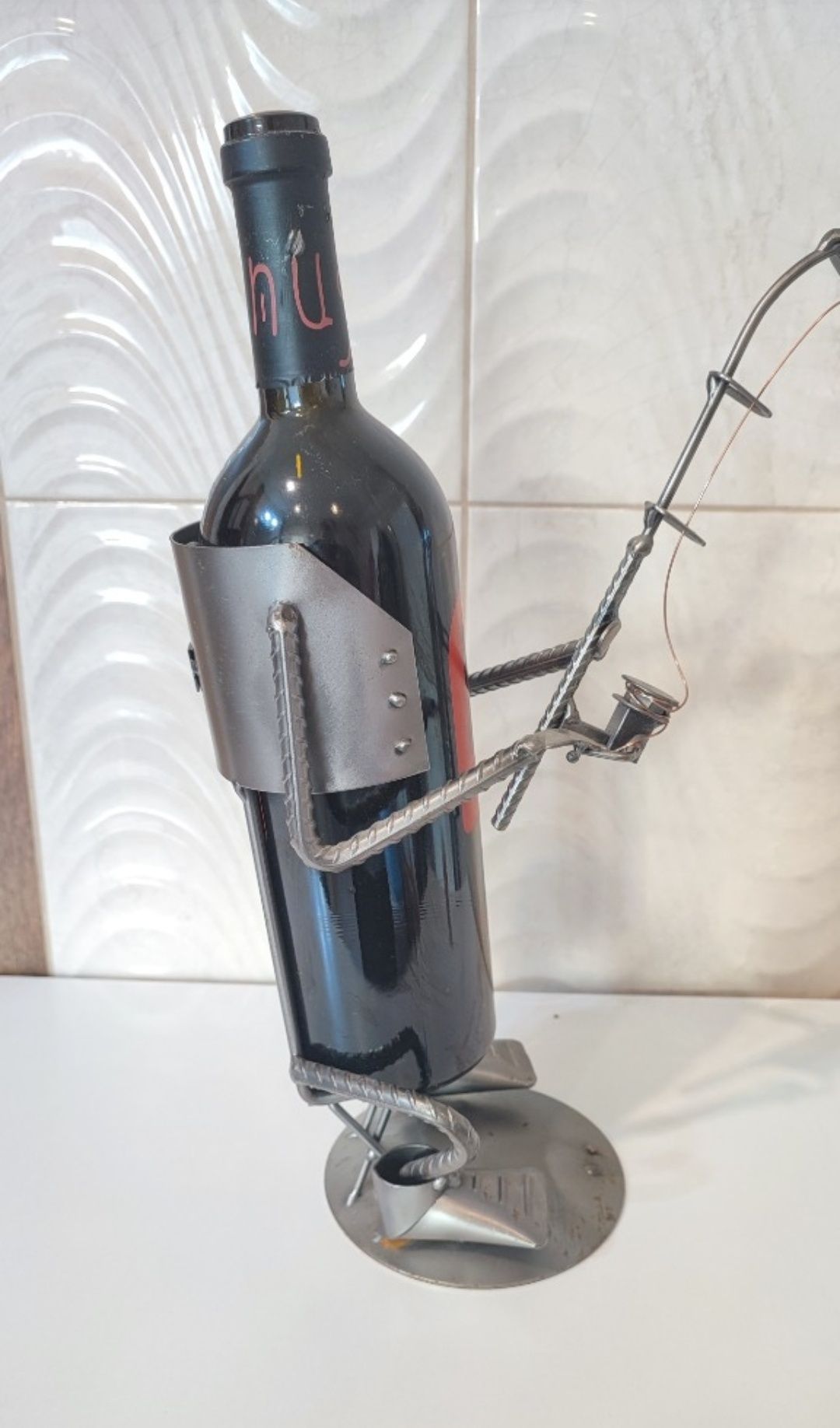 Metalowy Stojak na wino wędkarz 38 cm + wino