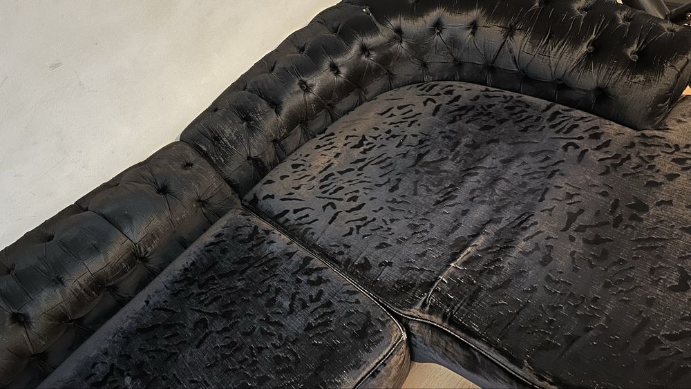 Sofa preto com detalhes