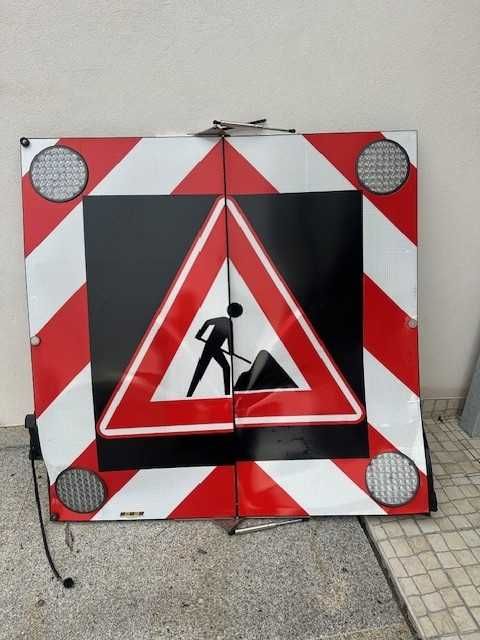 Placa sinalizadora transito luminosa duas folhas quatro pontos luz