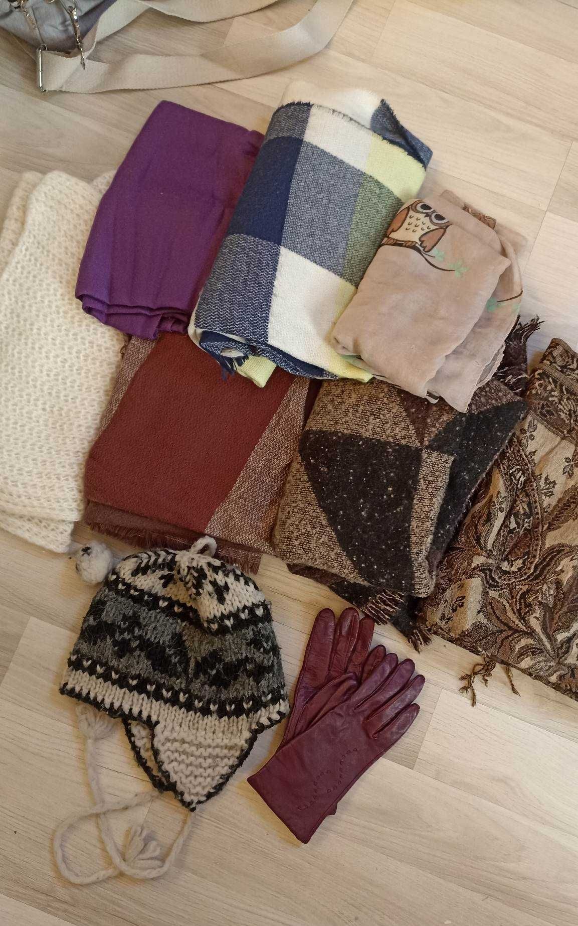 paczka szalików, czapka i rękawiczki