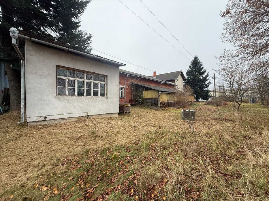 Продам виробничо-складське  приміщення у с. Вістова з рампою .