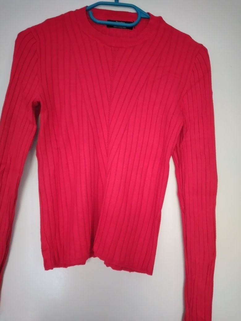 Czerwony, prążkowany sweterek Bershka