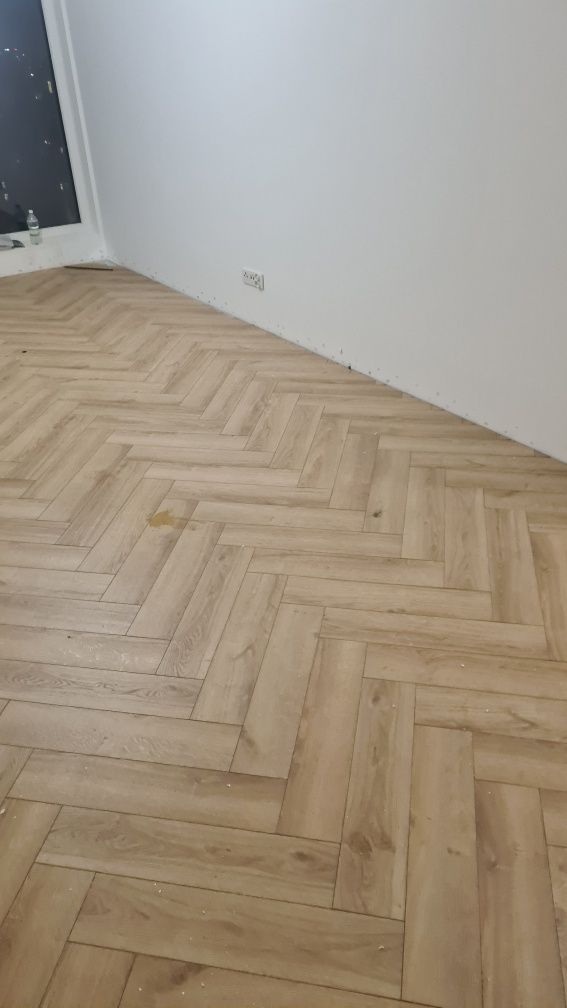 Panele  w Jodełke  135m2 firmy Weninger Dąb California AC6 12mm