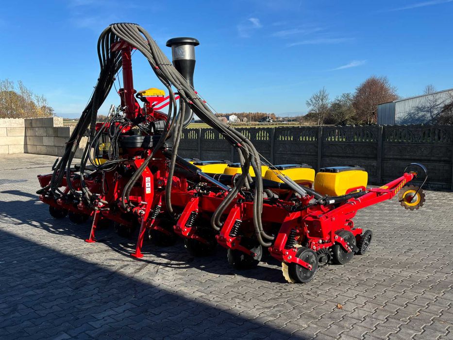 Siewnik punktowy Väderstad Tempo V8 + zbiornik czołowy FH 2200