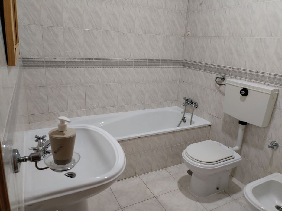 Apartamento T2 para arrendamento na Av. Das Amoreiras