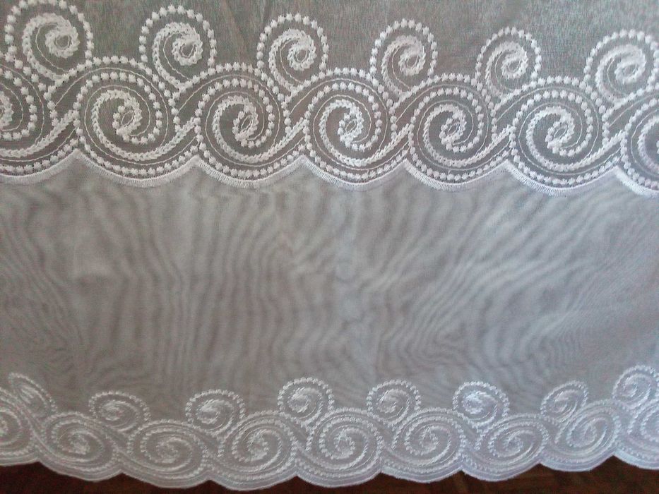 Piękna firana z haftowanym  wzorkiem