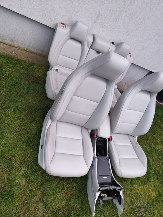 Mercedes CLA w117 fotele kierowcy pasażera kanapa oparcie białe jasne