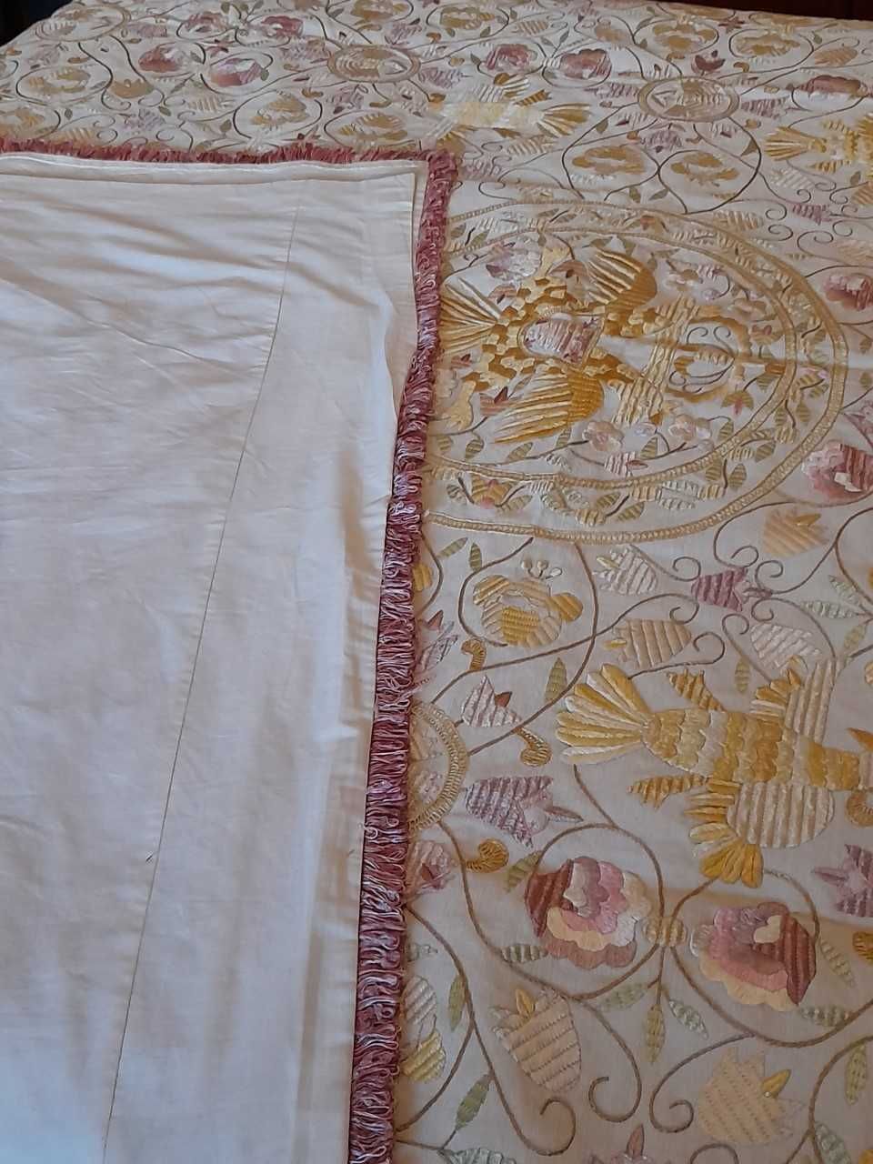 Colcha nova bordada (handmade bed quilt) de Castelo Branco certificada
