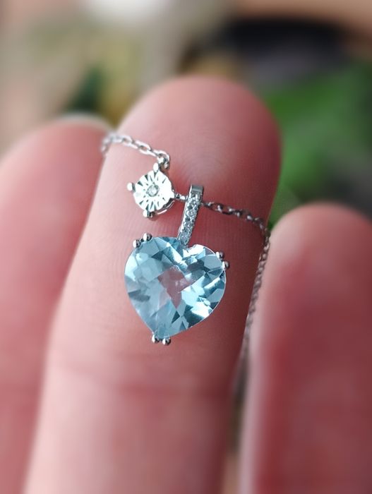Naszyjnik białe złoto z naturalnym błękitnym topazem i diamentami