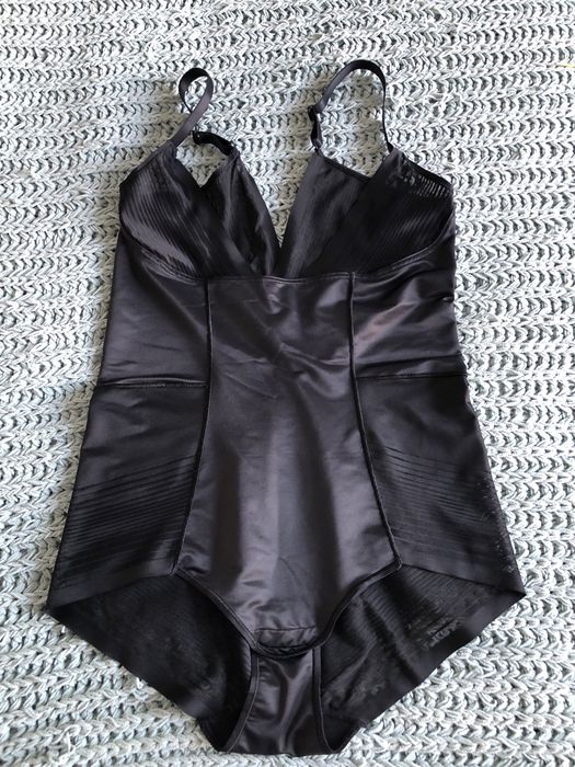 Czarne body modelujace bielizniane uniweesalne w bdb stanie m&s idealn