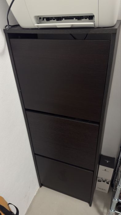 Sapateira castanha IKEA