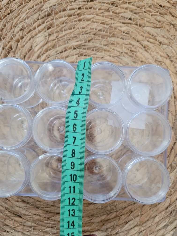 Pojemniczki plastikowe zakręcane