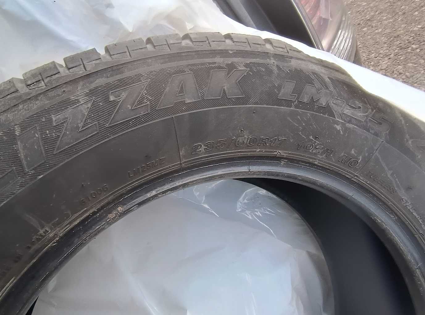 Opony Bridgestone Blizzak LM-25 4x4 235x60x17 102H komplet 4szt