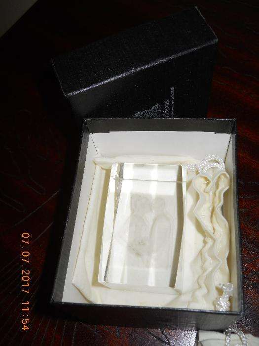 Cristal com noivos gravados no seu interior