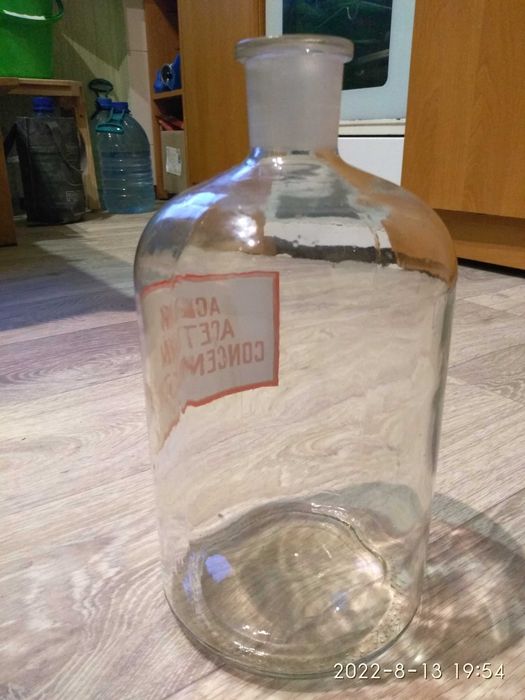 Бутыль  стеклянный 6 л и 1,5 л.