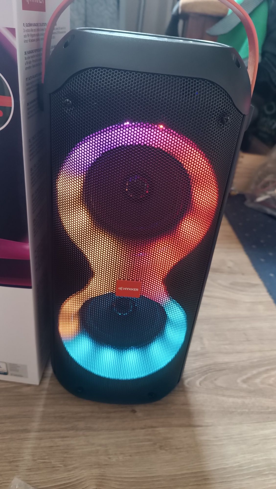 Nowy głośnik Bluetooth z mikrofonem.