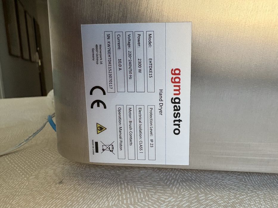 Secador de mãos de aço inoxidável com botão de pressão avariado