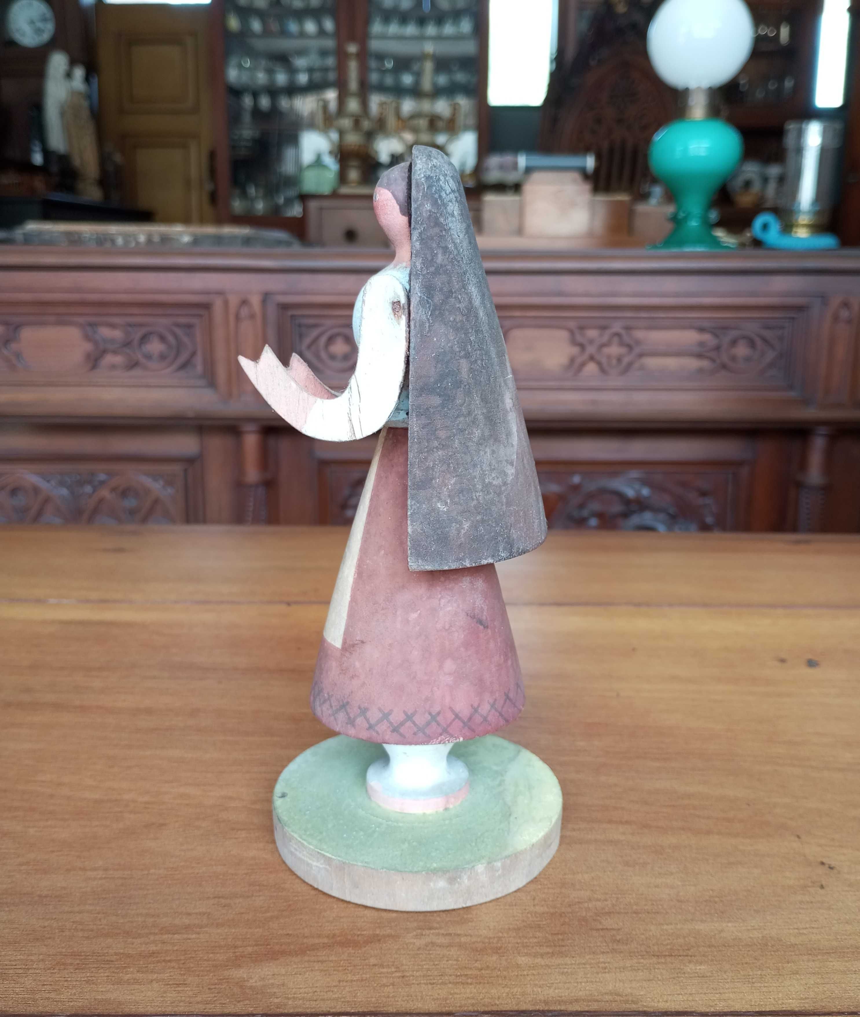 Antiga escultura Figura Feminina autoria Tomás de Melo Tom (1906-90)