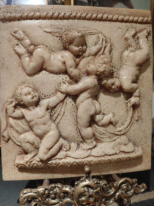 Azulejo com anjos para suporte em porta prato