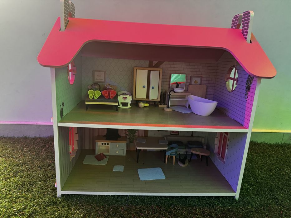Casa de bonecas em madeira com figuras