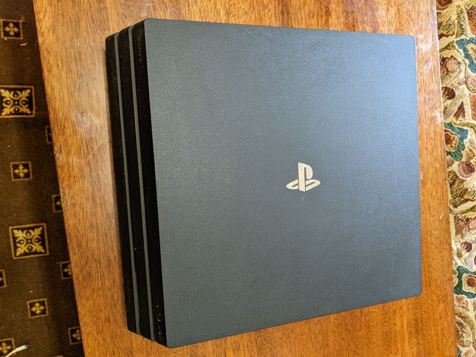 Ps-4 pro 1tb +2 геймпади +3 гри