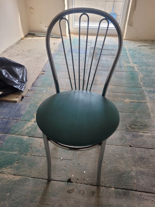 Krzesła metalowe z oparciem