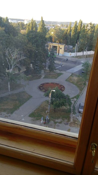 Сдам большую квартиру у метро.